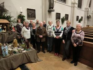 Het Theresiakoor verzameld rond de kerststal